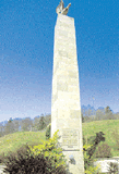 Weithin sichtbar ist das Fallschirmjägerdenkmal in Gniebing.