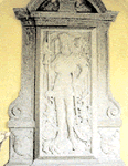 Der mächtige Grabstein des Berthold von Emmerberg steht in der Abteiklausur von Bertholdstein.