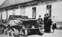 Ein abgeschossener Sowjetpanzer in der Gleichenbergerstraße in Feldbach, 1945.