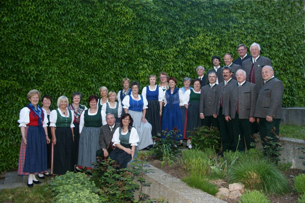 Der Gesangsverein Söchau wurde in den Jahren 1920 -1923 gegründet. 
Nach einer mehrjährigen Pause, bedingt durch den 2. Weltkrieg, nahm der Chor seine Aktivitäten 1945 wieder auf. 
An der Spitze des Vereines standen seit 1945 folgende Obmänner:
Herr Beck, Hans Maier, Dr. Georg Silbert, Ing. Edwin Kresnik, Franz Weber, Franz Bauer (1973 – 2010), Andrea Strobl
und folgende Chorleiter: Kaplan Rechberger, Ober-Insp. Schimek, Herr Pichlmayer, Ing. Edwin Kresnik, Robert Wiedner, Wilhelm Birchbauer, SR. Martina Kresnik, SR. Gertrud Maier
Heute besteht der Chor aus 25 aktiven Mitgliedern. Neue Mitglieder sind jederzeit herzlich willkommen!