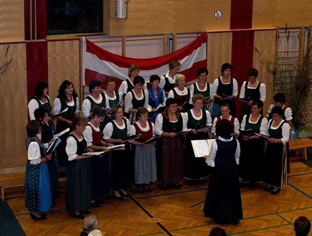 Der Frauenchor Jagerberg wurde ca. 1990,  aus einer Stammgruppe, die ursprünglich die Gottesdienste 
in der Pfarre mitgestaltete, gegründet.
Auch heute besteht unsere Hauptaufgabe darin, kirchliche Feiern zu umrahmen
Besonderes:Wir verstehen uns gut, Musik = Therapie, „Tischlein-deck-dich-Aktionen“, wenn Geburtstage der Sängerinnen gefeiert werden, Faschingsprobe
Wiederkehrende Programmpunkte:Karwoche, Maiandacht, Adventsingen, Umrahmung von Vorträgen alle 2 Jahre ein größeres Projekt im Herbst: „Zwischen Erntedank und Kathrein“, wo auch andere Gruppen (Schule, Musikschule, Hausmusiken aus unserer Gegend) in unser Programm eingebaut werden