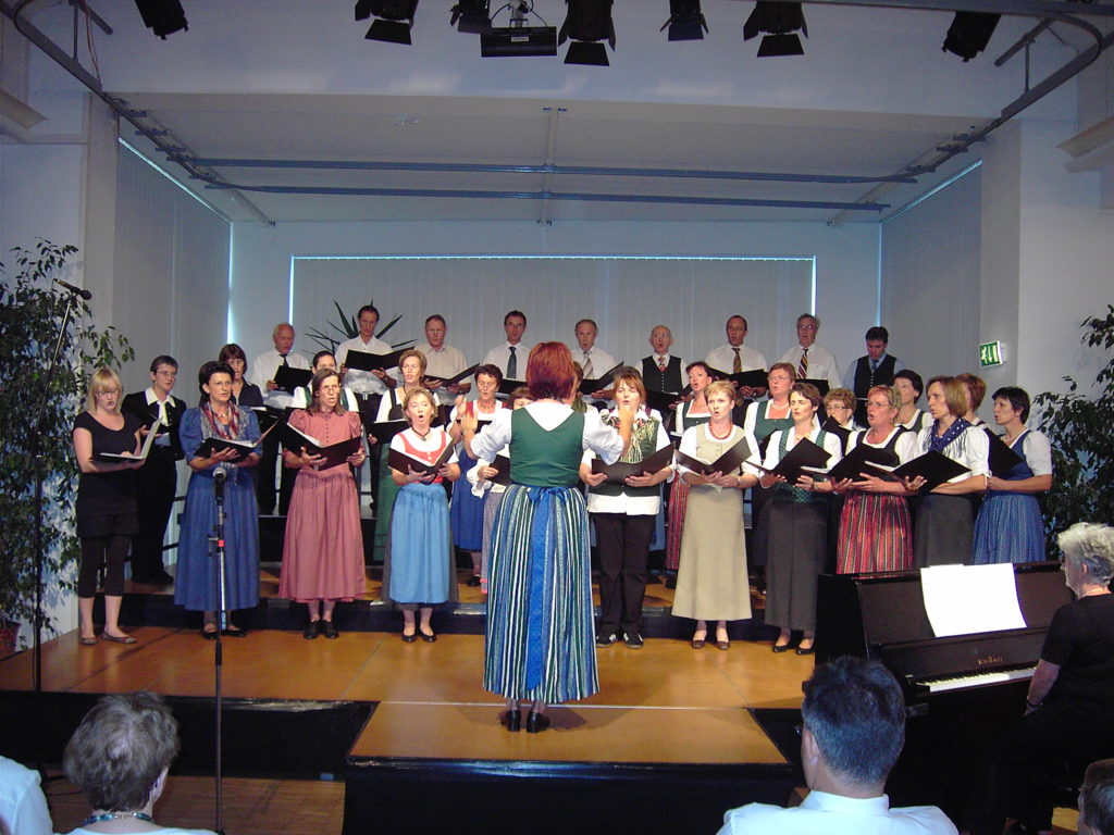 Die Kirchenmusik hat in Straden eine lange Tradition. Die jeweiligen Lehrer der Pfarrschule hatten die Leitung des KIRCHENCHORES, der Instrumentalisten und spielten die Orgel. Unter ihnen ragt vor allem Franz Xaver Ganster hervor, dessen Kompositionen zu Beginn des 19.Jahrhunderts auch gedruckt erschienen und in der ganzen Steiermark verbreitet waren.
Chorleiter seit 1945 waren Karoline Tschiggerl, Margarete Rigacs, Hans Holz, Gerhard Lackner, Josef Lackner und Maria Ida Puchleitner.
Im Jänner 2005 wurde der bestehende KIRCHENCHOR von Gabi Eder übernommen. Nach einem 