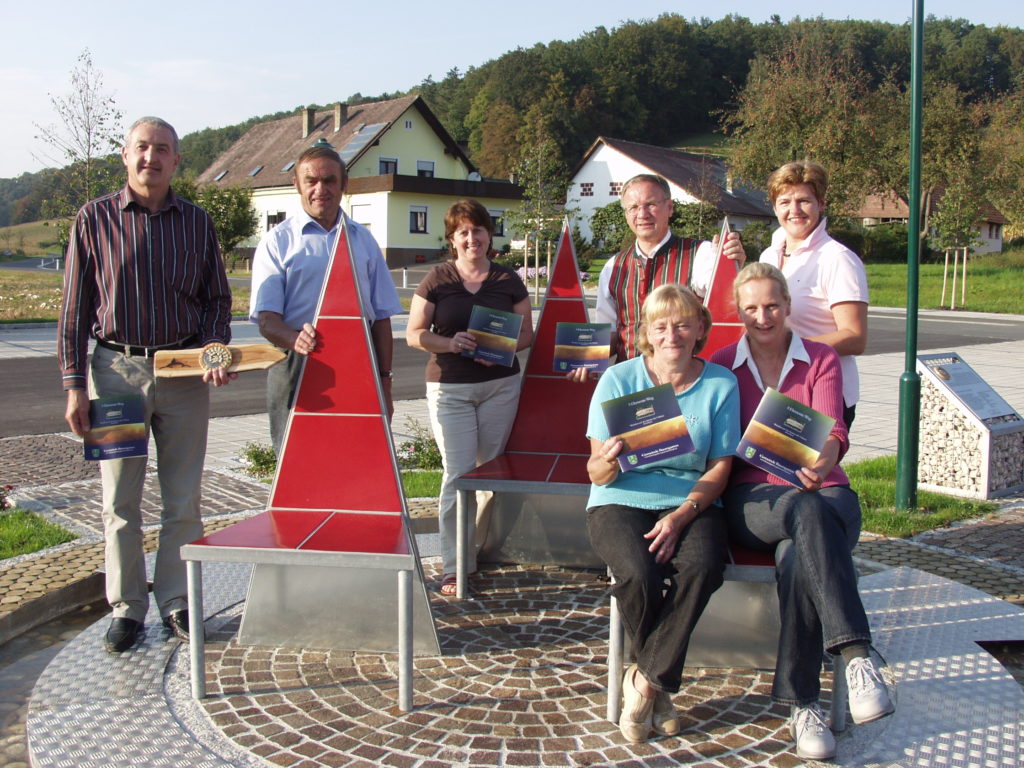 "Viva la Gnas"Ein Ort der Freude und der Begegnung!
Gnas, ein freundlicher Markt, liegt 40 km südöstlich der Murmetropole Graz, im oststeirischen Hügelland auf 276 m Seehöhe.Mit der neuen Marktgemeinde Region Gnas entsteht die drittgrößte Gemeinde des Bezirkes Südoststeiermark. 6.379 Einwohner bilden seit 01.01.2015 als gemeinsamer Ort im „Herzen des Steirischen Vulkanlandes“ aus ehemals zehn Gemeinden (Gnas, Aug-Radisch, Baumgarten bei Gnas, Grabersdorf, Kohlberg, Maierdorf, Poppendorf, Raning, Trössing, Unterauersbach) eine neue, zukunftsorientierte und starke Einheit.Inmitten des Vulkanlandes, eingebettet in eine Landschaft der sanften Hügel, schattigen Wälder und bunten Felder und Wiesen ist die Gnaser Region der Inbegriff des grünen Herzens Österreichs.Der Markt selbst ist ein reges Zentrum mit einem reichhaltigen Angebot an Einkaufsmöglichkeiten, einem lebhaften Kulturleben und einem vielfältigen Freizeitangebot. Neben privaten Veranstaltungen prägen vor allem die Gnaser Marktmusikkapelle, die Jugendblaskapelle und der Gesangsverein das kulturelle Geschehen in der Gemeinde. Die Musikschule der Marktgemeinde, garantiert einen hohen, musikalischen Standard.