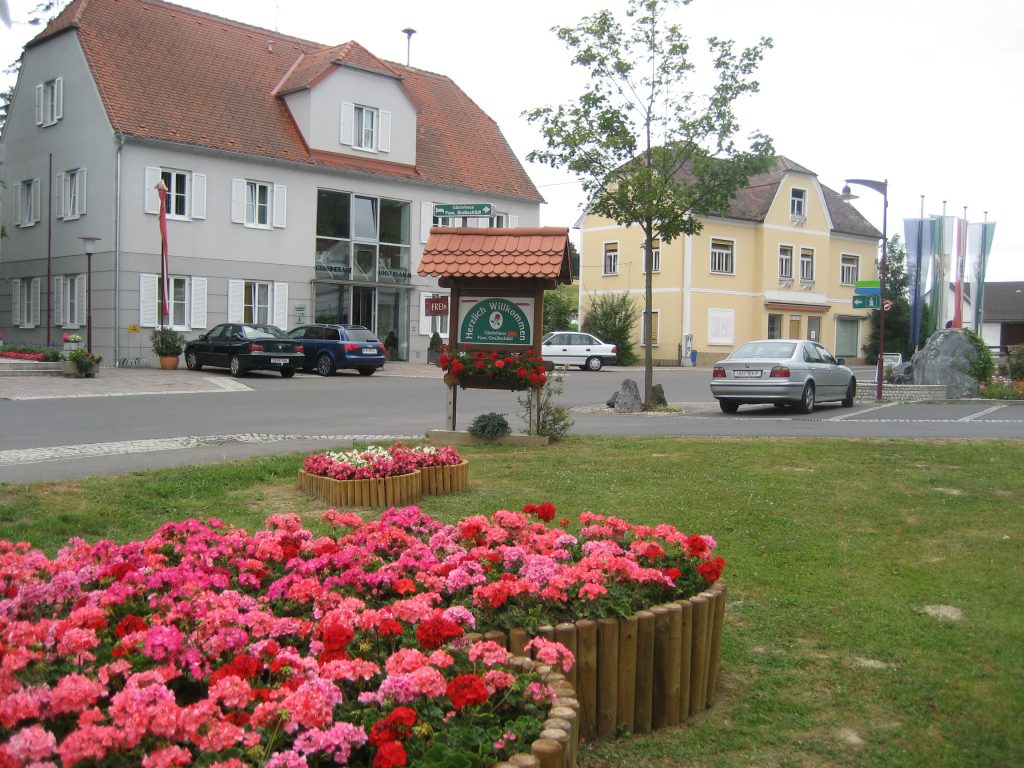 Ein Dorf, aber was für eines...
nur 5km vom bekannten Thermenresort Loipersdorf entfernt
Erwandern Sie auf dem "Erlebensweg der Sinne" die Höhepunkte des ca. 12km langen Wanderweges wie die Lourdes-Mariengrotte, Naturteichanlage mit Keltischem Baumkalender, Aussichtswarte, Vogellehrpfad, ... oder genießen Sie die wunderbare Hügellandschaft des Steirischen Vulkanlandes. 
Außerdem führt durch Unterlamm einer der bekanntesten Radwege der Steiermark, der Thermenradweg R12.
Vom 4-Stern-Hotel-Garni bis zur familiären Pension über gemütliche Privatzimmer bietet Unterlamm eines der breitesten Angebote an Beherbergungsmöglichkeiten der Region.
Für das kulinarische Wohl sorgen die zahlreichen Gasthäuser, Heurigen und Buschenschenken.