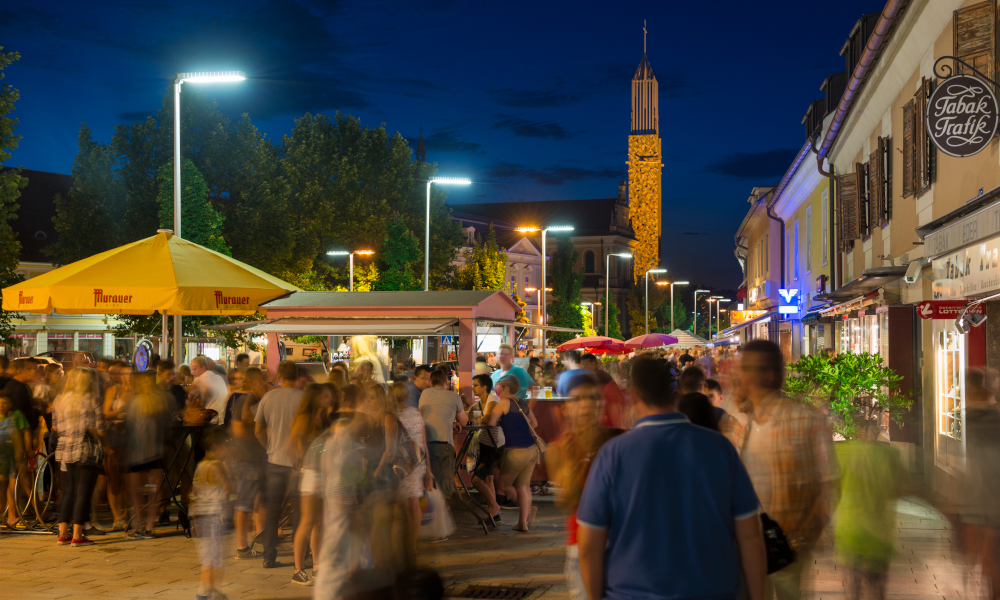 Die Stadt Feldbach liegt inmitten des südoststeirischen Hügellandes, 50 km von der steirischen Landeshauptstadt Graz entfernt. In der jüngeren Vergangenheit hat sich die Bezirkshauptstadt der Südoststeiermark zum wirtschaftlichen und kulturellen Zentrum der aufstrebenden Region “ Steirisches Vulkanland“ entwickelt. Feldbach ist auch die Stadt mit der größten Ärztedichte österreichweit, ebenso Schulstadt mit 3.200 Schülerinnen und Schülern. Als Einkaufsstadt bietet sie stets lohnende Bummel in freundlicher Umgebung, in der viele Gaststätten und Cafes zum gemütlichen Verweilen einladen. Das viele Grün der Parks und Gärten hat Feldbach den Ruf einer Gartenstadt verschafft, in der es sich ausgezeichnet leben lässt. Die vielen Sport- und Freizeiteinrichtungen tragen dazu das ihre bei, desgleichen die Ämter, Behörden sowie jede Menge Infrastruktureinrichtungen, die eine moderne Stadt auszeichnen. Eine rege Kulturszene und zahlreiche Veranstaltungen sorgen dafür, dass die Unterhaltung nicht zu kurz kommt. Als Europastadt, in der schon seit Jahrzehnten der Gedanke der europäischen Einigung fest verankert ist, beweist sie ihre Aufgeschlossenheit. Feldbach befindet sich auf einem erfolgreichen und optimistischen Weg in die Zukunft.
Ortsteil Auersbach
Ortsteil Gniebing-Weissenbach
Ortsteil Gossendorf
Ortsteil Leitersdorf
Ortsteil Mühldorf
Ortsteil Raabau
www.feldbach.gv.at
Facebook
Youtube
 