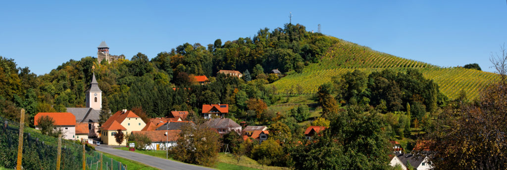 Klöch, die "Perle des südoststeirischen Weinlandes" ist von einer Vielfalt an Weinbergen, Obstgärten und ausgedehnten Mischwäldern umgeben. Die Marktgemeinde Klöch verdankt ihren Beinamen den edlen Trauben, die hier - bedingt durch das mediterrane Klima und die vulkanische Erde - gedeihen und zu erlesenen Weinen verarbeitet werden. Wander- und Radwege laden ein, die Schönheit des Ortes zu erkunden. Klöch ist auch der Ausgangspunkt der "Klöcher Weinstraße" mit den Weinbauorten Kapfenstein, St. Anna am Aigen, Frutten-Gießelsdorf und Tieschen. Die Seehöhe beträgt 290 m. Zur Marktgemeinde Klöch gehören die Ortschaften Klöch, Deutsch Haseldorf, Gruisla, Pölten und Klöchberg.
Links:
Tourismusregion Bad Radkersburg | Halbenrain | Klöch | Tieschen
Veranstaltungen
Klöcher Traminer-Winzer
Vinothek Klöch