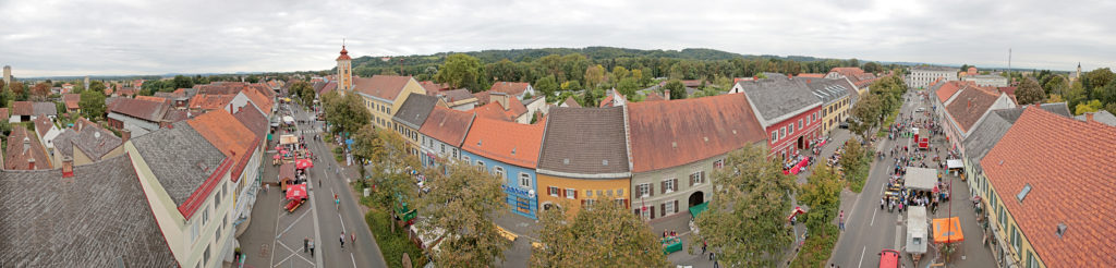  
WILLKOMMEN IN MURECK
Ein Ort zum Entschleunigen!
An der slowenischen Grenze im Süden der Steiermark gelegen, bietet die idyllische Stadt Mureck ihren Besuchern eine nahezu unberührte Natur in den Murauen sowie zahlreiche Möglichkeiten zur Entspannung und Erholung. Aber auch unser reichhaltiges Freizeitangebot lädt zu einem - nicht nur virtuellen - Besuch unserer Stadt ein.
Mureck..., eine Oase der Erholung mit tollen Freizeitangeboten.
Im Frühling bedecken Schneeglöckchen den Auwaldboden, bevor der Bärlauch mit seinem satten Grün den Boden übersät und einen unverkennbaren aromatischen Knoblauchduft verbreitet.
Ein absolutes Highlight für jeden ist die Murecker Schiffsmühle mit Mühlenhof - genießen Sie die Idylle an der Murpromenade.
Abkühlung für Körper und Geist findet man im Erlebnissbad Mureck und am Röcksee.
Eine einzigartige Fernsicht über die Region und nach Slowenien garantiert der Murturm, inmitten unserer Aulandschaften.
Mureck bildet als Fusionsgemeinde mit Eichfeld und Gosdorf eine starke Einheit, welche sich durch ihre Vielseitigkeit auszeichnet.
Besucher verzaubert man mit einmaligem Altstadtflair, idyllischer Landschaft, regionaler-saisonaler Küche und sanften Tourismus.
Entschleunigung ist in Mureck garantiert.
Kultur und Sport sind in Mureck nicht wegzudenken. Ob eine Radtour durch die Murauen, ein romantischer Spaziergang um das Schloss Brunnsee oder einer der zahlreichen Eventabende - hier werden alle bedient und wir freuen uns auf Sie!
www.uferlos.at
https://www.mureck.gv.at/startseite/