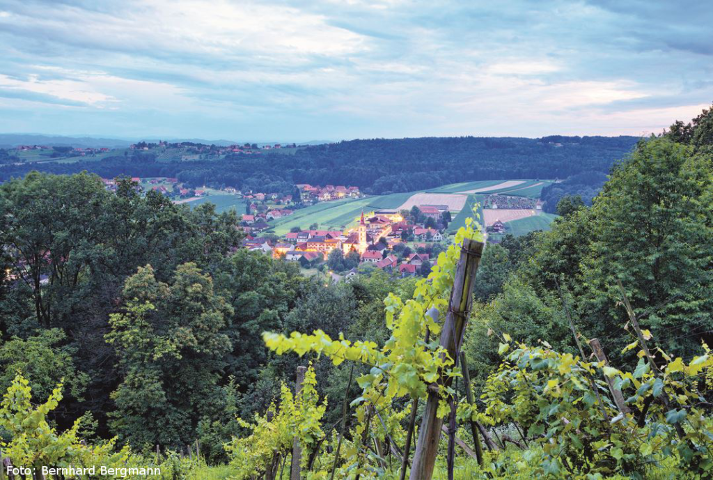 Die Marktgemeinde St. Peter am Ottersbach liegt in der bezaubernden Südoststeiermark, 10 Kilometer nördlich der Grenze zu Slowenien und zirka 20 Kilometer östlich der Pyhrnautobahn (Abfahrt Vogau) im Bezirk Südoststeiermark. Die Landschaft des Ortes wird geprägt von sanften Hügeln und Tälern, den steilen Weingärten und Obstanlagen und vielen Wäldern und Feldern.
Die Gemeinde kann sich schon seit einigen Jahren als sehr familienfreundlich bezeichnen, denn abgesehen von mehreren Kindergärten, einer Volksschule und einer Neuen Mittelschule gibt es auch viele Freizeitaktivitäten. Wir haben eine großzügige Freizeitanlage mit zwei Fußballplätzen, zwei Tennisplätzen inklusive Flutlichtanlage, einen Beach-Volleyballplatz, einen terrassenförmigen Campingplatz, eine Asphaltstocksportanlage und einen Trendsportplatz (Streetsoccer- u. Rollerskater). Das Freibad mit Wasserrutsche und solarer Wassererwärmung zählt ebenfalls zu den Favoriten der Jugendlichen.
Mit dem Bau der Weinwarte im Weindorf St. Peter am Ottersbach wurde ein weiteres Zeichen gesetzt, um den sanften Tourismus auszubauen. Als Standort wurde der Perbersdorfberg an der südoststeirischen Hügellandweinstraße gewählt. Aus 25 Metern Höhe kann der Gast ein Rundumpanorama über Slowenien, dem Bacherngebirge, den Karawanken, dem Schöckl, der Gleinalm und der Riegersburg bis in die ungarische Tiefebene genießen. Auch die malerischen Weinberge unserer Umgebung laden auf ein Glas Wein von einem unserer Top-Winzer ein.
Wir würden uns sehr freuen, Sie bald bei uns im wunderschönen Sankt Peter am Ottersbach begrüßen zu dürfen!