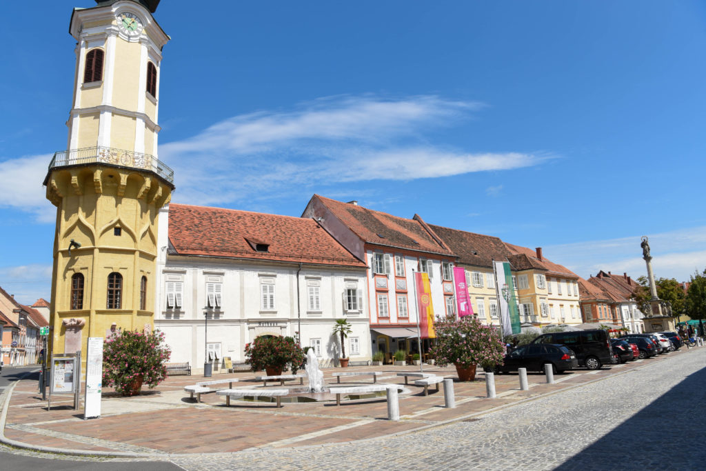 Bad Radkersburg, eine Gemeinde mit einer historischen Altstadt und den umliegenden Dörfern, liegt im südöstlichsten Teil der Steiermark und Österreichs und grenzt entlang der Mur und der Kutschenitza an Slowenien. Mit seinen 3180 Einwohnern ist die Stadt das Zentrum im Süden.
Bad Radkersburg bietet eine einzigartige historische Altstadt mit südlichem Flair, die die Bewohner und Gäste zum Flanieren und Einkaufen einlädt. Bad Radkersburg bildet den Schnittpunkt von Kunst und Kultur aus allen Richtungen. Stadt und Land in Einheit definieren einen gemeinsamen Lebensraum. Das ist auch die Basis für kulturelle Vielfalt, denn Natur schafft Kultur. Die einmalige Landschaft mit dem Natura 2000 Gebiet gilt als Tor zum Amazonas Europa.
Bad Radkersburg ist die führende Gesundheitsdestination Österreichs in einer einzigartigen kulturhistorischen Stadt, umgeben von intakter Naturlandschaft. Bad Radkersburg hat das Privileg, sogar zwei örtliche Heilmittel mit einzigartigen Wirkungen und Inhaltsstoffen zu vereinen. Die mineralstoffreiche Thermalquelle und die magnesiumreiche Stadtquelle. Rund um diese beiden Quellen wird eine umfassende Gesundheitskompetenz angeboten.
Nicht nur Wasser und Gesundheit sind hier Thema. Die Stadt widmet sich schon seit Jahren dem Thema „Bewegung“. Die Radregion Bad Radkersburg mit dem mediterranen Klima, machen die gesamte Region zu einem Paradies gesunder Bewegung. Die Stadt Bad Radkersburg hat eigens ein Radkonzept erarbeitet, um die Infrastruktur zu optimieren und das Radfahren noch sicherer und beliebter zu machen.
Bad Radkersburg lebt auch grenzüberschreitende Nachbarschaft. Innerhalb von 35 Kilometern befinden sich 4 Länder (Österreich, Slowenien, Kroatien, Ungarn). Unsere Stadt hat eine historische Bedeutung als Brücke zwischen dem deutschen und dem slawischen Sprachraum. Eingebettet im Grünen Band Europas zwischen Mur und Kutschenitza ergibt sich die nächste große Chance. Ein 5 Länder übergreifender gemeinsamer Biosphärenpark mit Slowenien, Kroatien, Ungarn und Serbien, entlang der Mur, Drau, Donau - dem „Amazonas Europas“.
Bad Radkersburg bietet eine hohe Wohn- und Lebensqualität, damit sich alle Generationen in der Stadtgemeinde wohlfühlen Zu dieser Wohn- und Lebensqualität zählen beste Gesundheitsversorgung, ein breites Bildungsangebot und ein reges Kultur- und Vereinsleben. Durch die engagierten und freundlichen Menschen bietet Bad Radkersburg eine besondere Wohn- und Lebensqualität. Das zeigt sich in einer enormen Bautätigkeit im Bereich Einfamilienhausbau und Geschoßwohnbau für alle Generationen.. 
Ihr Bürgermeister
Mag. Karl Lautner