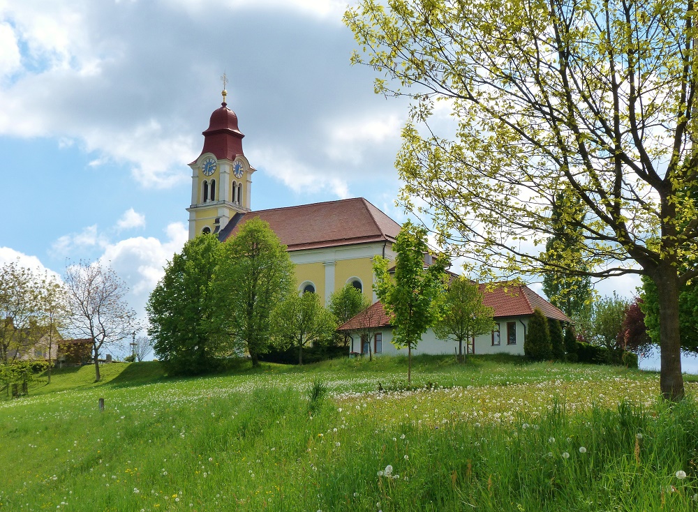 Eichkögl, eingebettet in die sanfte Hügellandschaft südöstlich von Graz, ist als Lebensmittelpunkt begehrt. Hohe Lebensqualität durch die ruhige Lage und die Nähe zu den wirtschaftlich potenten Zentralräumen machen die Gemeinde so attraktiv. Auch die laufende Gemeindeentwicklung lässt noch einiges erwarten.
Eichkögl liegt im Nordwesten im Bezirk Südoststeiermark. Die Gemeinde besteht aus den drei Dörfern Erbersdorf, Eichkögl und Mitterfladnitz und erstreckt sich bis ins Raabtal.
Für Veranstaltungen bildet das „fidelium” das Zentrum für festliche und kulturelle Anlässe. In der Gemeinde werden zahlreiche Freizeitmöglichkeiten angeboten. Eichkögl ist auch als Wallfahrtsort bekannt. Im Ortszentrum befindet sich die Wallfahrtskirche Klein Mariazell.